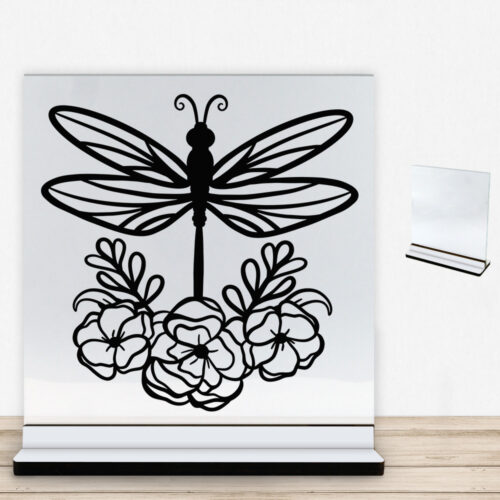 Dragonfly with flowers | Glasskilt inkl. fod med farvet overflade