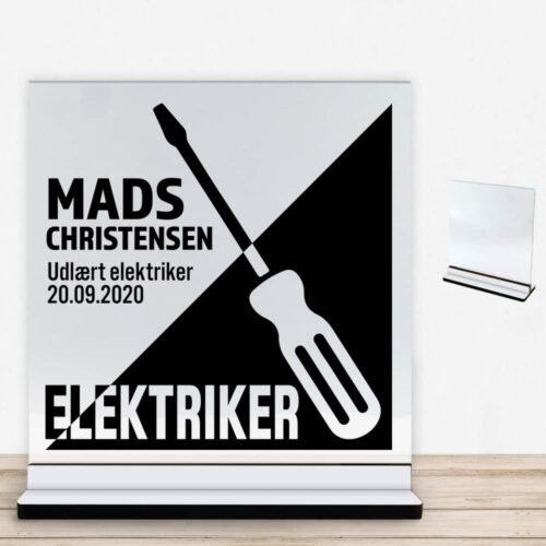 Udlært elektriker design 1 | Glasskilt inkl. fod med farvet overflade