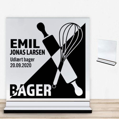 Udlært bager design 1 | Glasskilt inkl. fod med farvet overflade