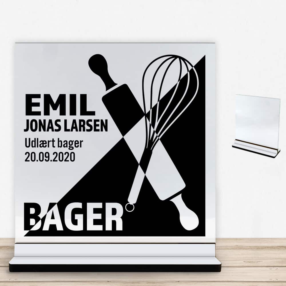 Udlært bager design 1 | Glasskilt inkl. fod med farvet overflade