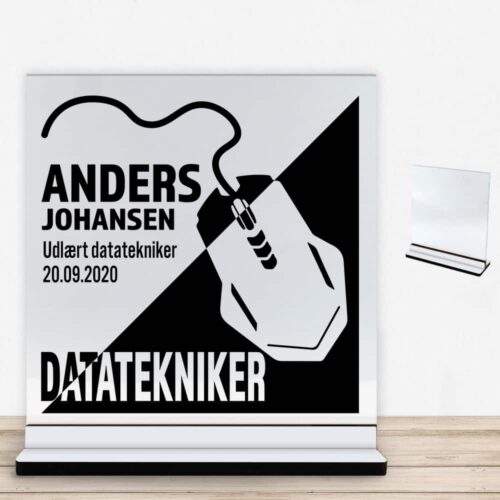 Udlært datatekniker design 1 | Glasskilt inkl. fod med farvet overflade