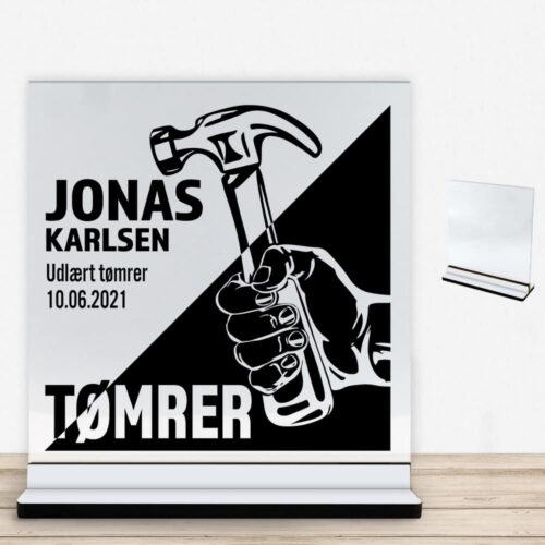 Udlært tømrer design 1 | Glasskilt inkl. fod med farvet overflade