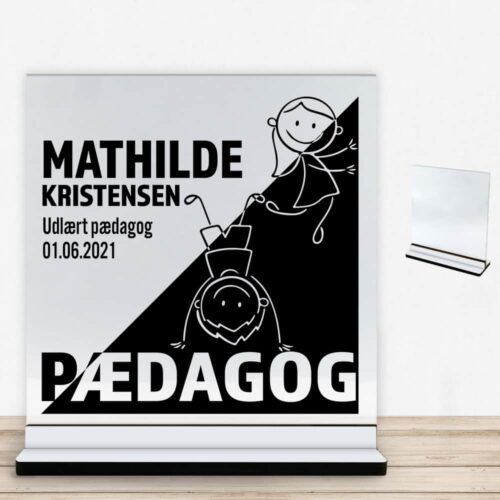 Udlært pædagog design 1 | Glasskilt inkl. fod med farvet overflade