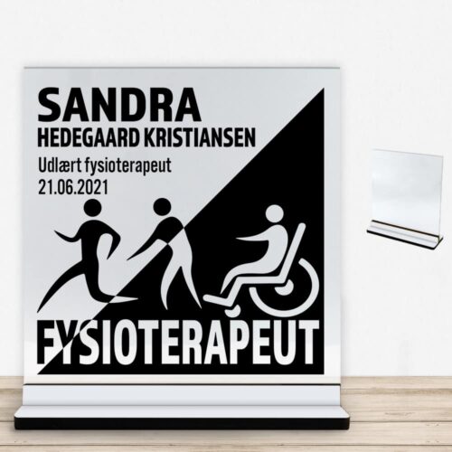 Udlært fysioterapeut design 1 | Glasskilt inkl. fod med farvet overflade