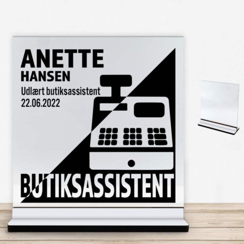Udlært butiksassistent design 1 | Glasskilt inkl. fod med farvet overflade