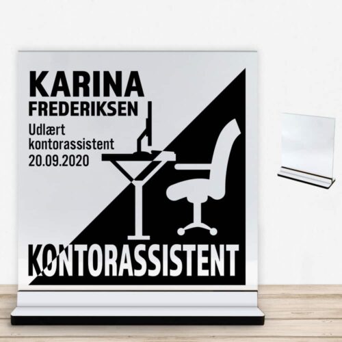 Udlært kontorassistent design 1 | Glasskilt inkl. fod med farvet overflade