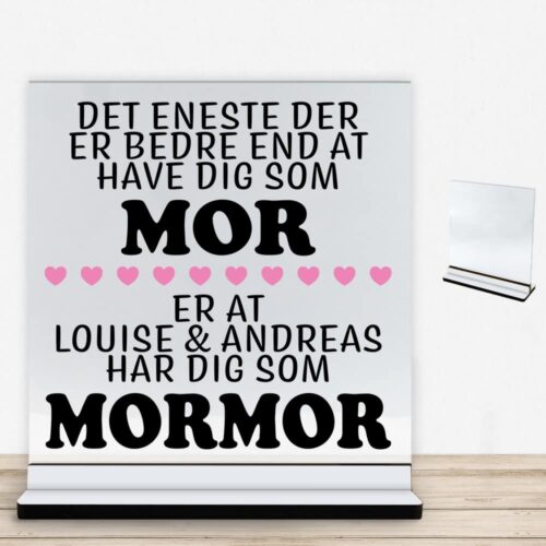 Det eneste der er bedre end... - mor/mormor | Glasskilt inkl. fod med farvet overflade
