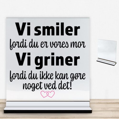 Alternative view of Jeg smiler fordi du er min mor... | Glasskilt inkl. fod med farvet overflade