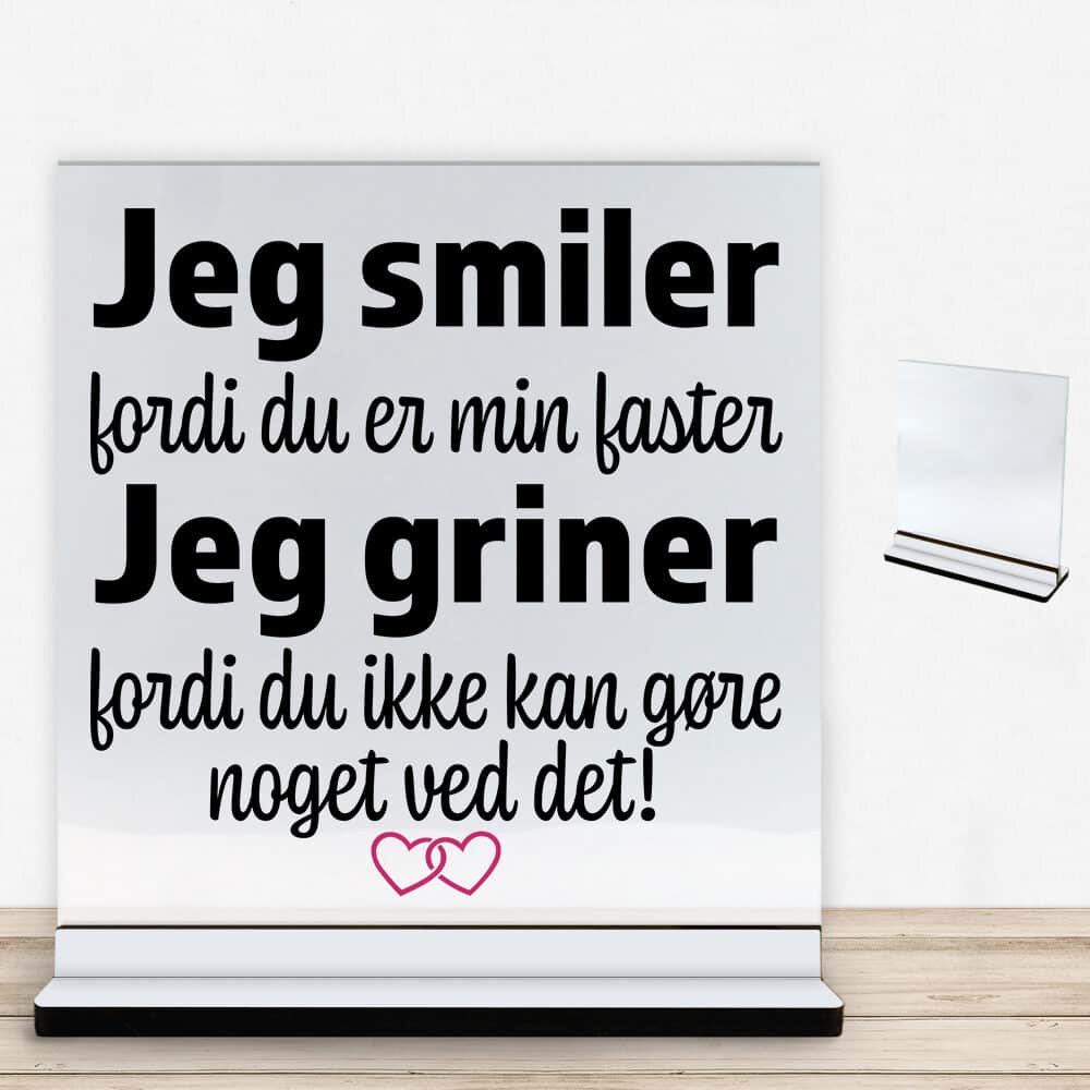 Jeg smiler fordi du er min faster... | Glasskilt inkl. fod med farvet overflade