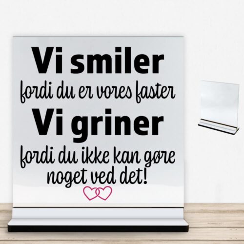 Alternative view of Jeg smiler fordi du er min faster... | Glasskilt inkl. fod med farvet overflade