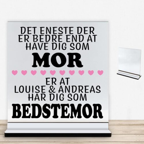 Det eneste der er bedre end... - mor/bedstemor | Glasskilt inkl. fod med farvet overflade