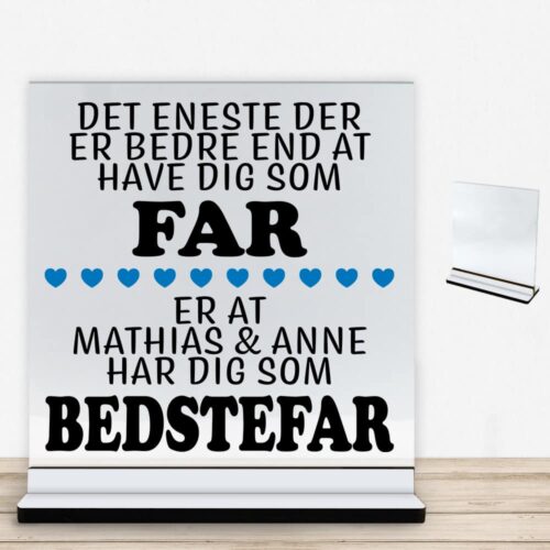 Det eneste der er bedre end... - far/bedstefar | Glasskilt inkl. fod med farvet overflade