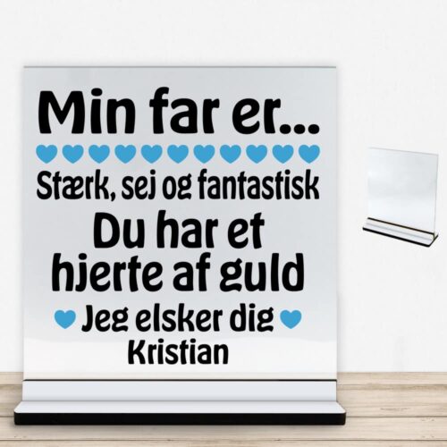 Min far er stærk, sej og fantastisk... | Glasskilt inkl. fod med farvet overflade