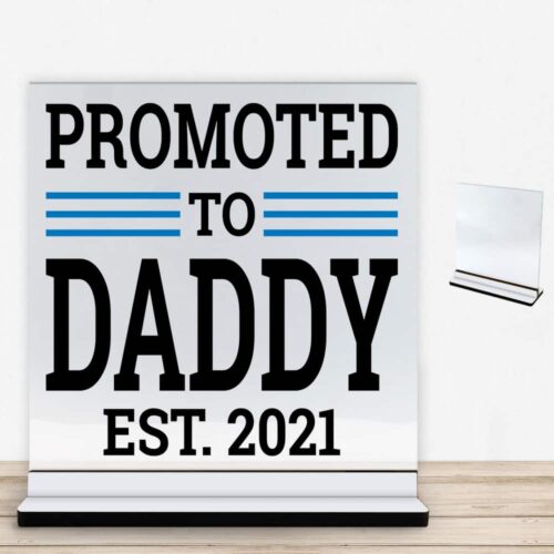 Promoted to daddy - valgfrit årstal | Glasskilt inkl. fod med farvet overflade