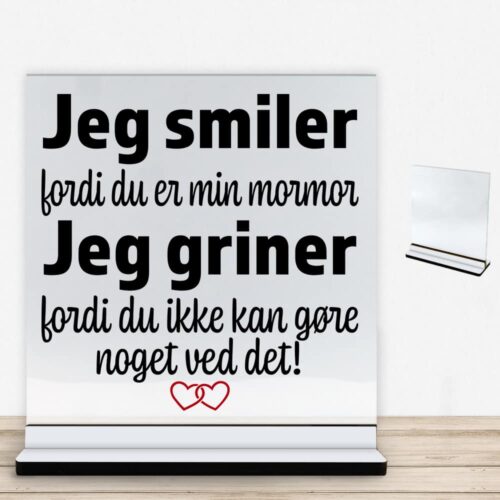 Jeg smiler fordi du er min mormor... | Glasskilt inkl. fod med farvet overflade