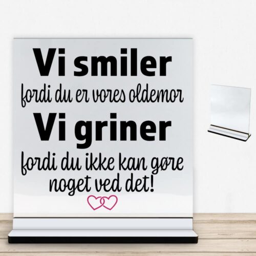 Alternative view of Jeg smiler fordi du er min oldemor... | Glasskilt inkl. fod med farvet overflade