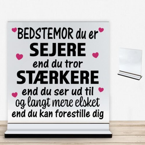 Bedstemor du er sejere end du tror - design 1 | Glasskilt inkl. fod med farvet overflade