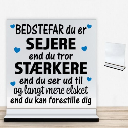 Bedstefar du er sejere end du tror - design 1 | Glasskilt inkl. fod med farvet overflade