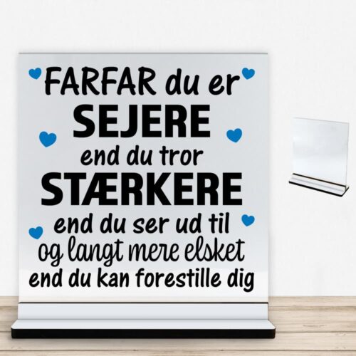 Farfar du er sejere end du tror - design 1 | Glasskilt inkl. fod med farvet overflade