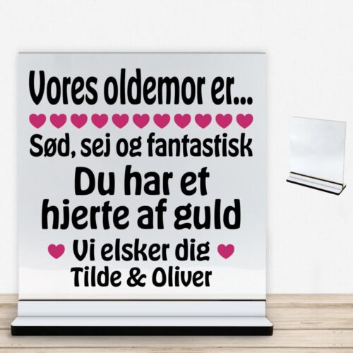 Alternative view of Min oldemor er sød, sej og fantastisk... | Glasskilt inkl. fod med farvet overflade