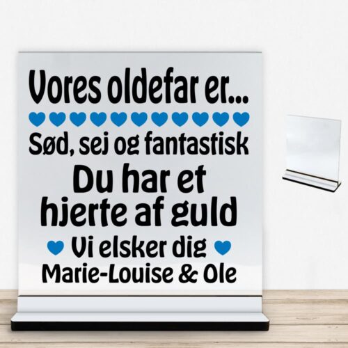 Alternative view of Min oldefar er sød, sej og fantastisk... | Glasskilt inkl. fod med farvet overflade