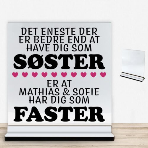 Det eneste der er bedre end... - søster/faster | Glasskilt inkl. fod med farvet overflade
