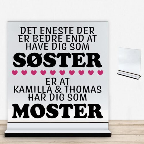 Det eneste der er bedre end... - søster/moster | Glasskilt inkl. fod med farvet overflade