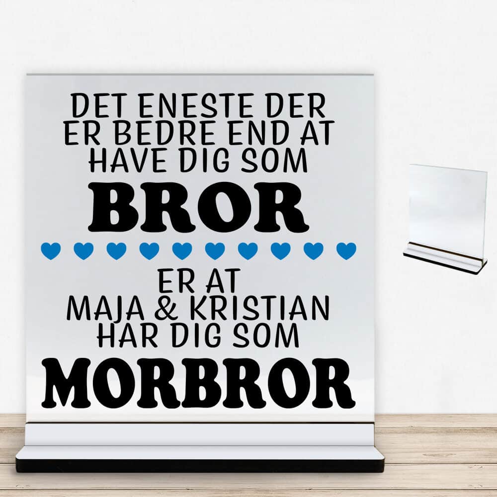 Det eneste der er bedre end... - bror/morbror | Glasskilt inkl. fod med farvet overflade