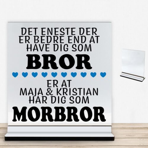 Det eneste der er bedre end... - bror/morbror | Glasskilt inkl. fod med farvet overflade