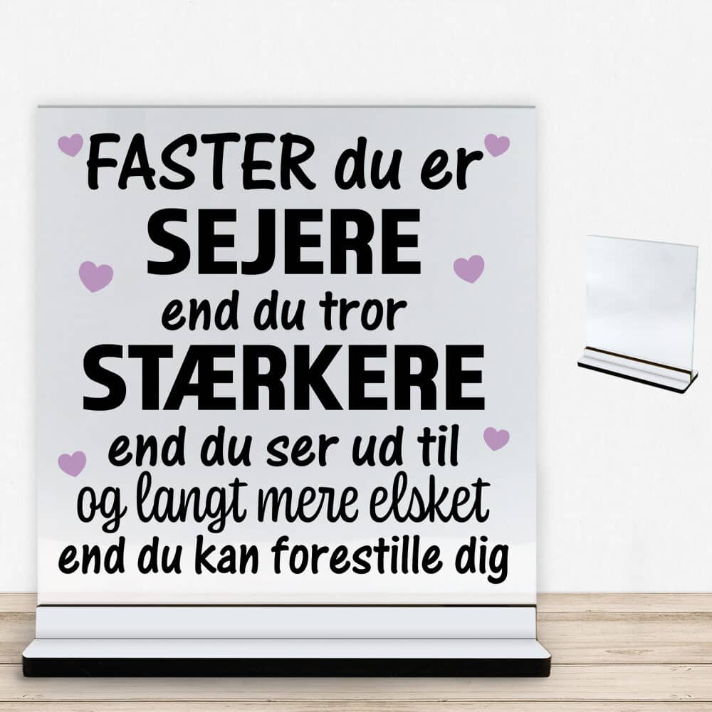 Faster du er sejere end du tror - design 1 | Glasskilt inkl. fod med farvet overflade
