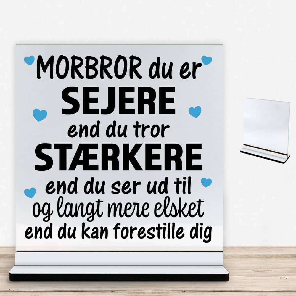 Morbror du er sejere end du tror - design 1 | Glasskilt inkl. fod med farvet overflade