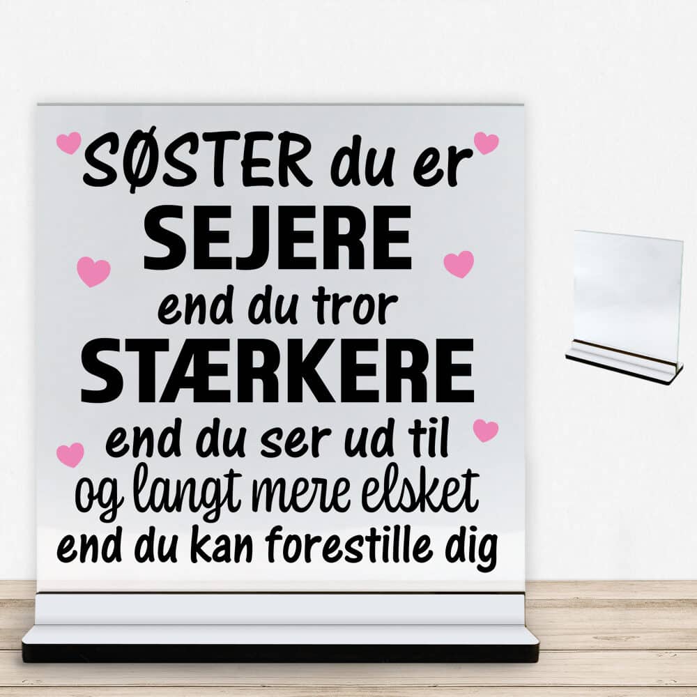 Søster du er sejere end du tror - design 1 | Glasskilt inkl. fod med farvet overflade