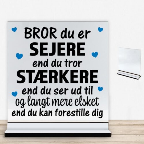 Bror du er sejere end du tror - design 1 | Glasskilt inkl. fod med farvet overflade