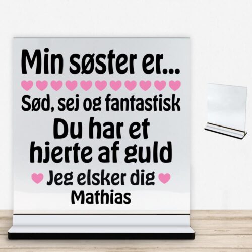 Min søster er sød, sej og fantastisk... | Glasskilt inkl. fod med farvet overflade