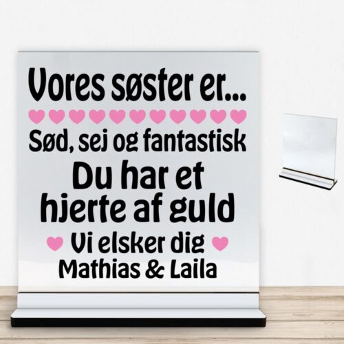 Alternative view of Min søster er sød, sej og fantastisk... | Glasskilt inkl. fod med farvet overflade