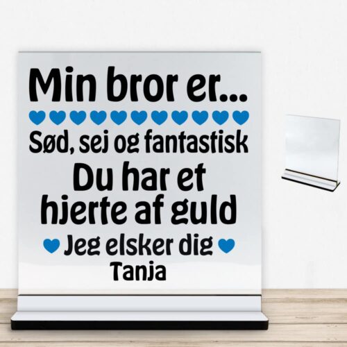 Min bror er sød, sej og fantastisk... | Glasskilt inkl. fod med farvet overflade