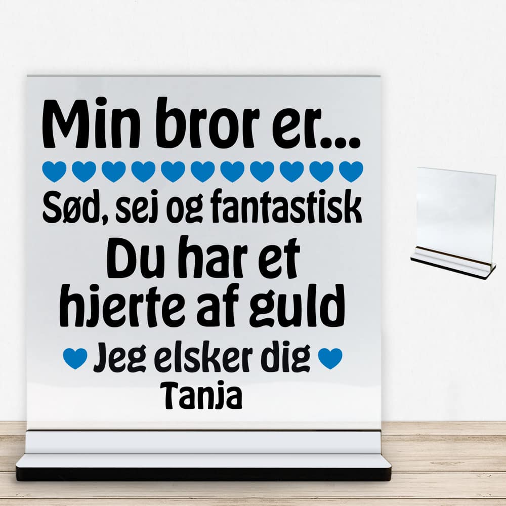 Min bror er sød, sej og fantastisk... | Glasskilt inkl. fod med farvet overflade