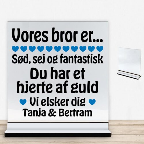 Alternative view of Min bror er sød, sej og fantastisk... | Glasskilt inkl. fod med farvet overflade