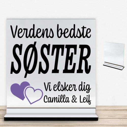 Alternative view of Verdens bedste søster... - design 2 | Glasskilt inkl. fod med farvet overflade