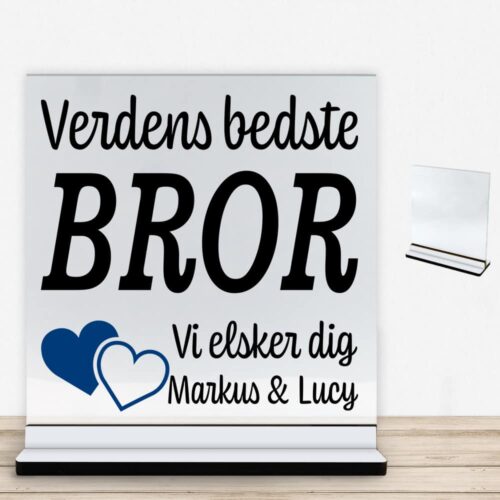 Alternative view of Verdens bedste bror... - design 2 | Glasskilt inkl. fod med farvet overflade