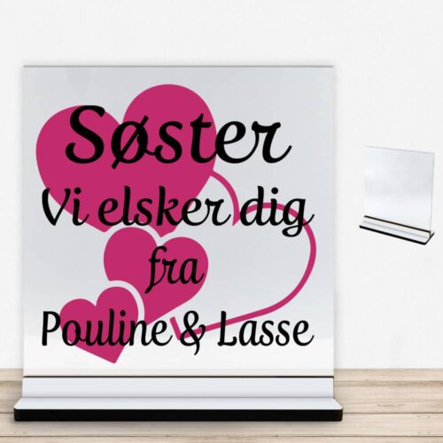 Alternative view of Søster jeg elsker dig m. hjerter | Glasskilt inkl. fod med farvet overflade
