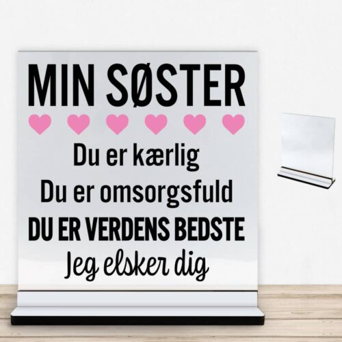 Min søster er verdens bedste | Glasskilt inkl. fod med farvet overflade
