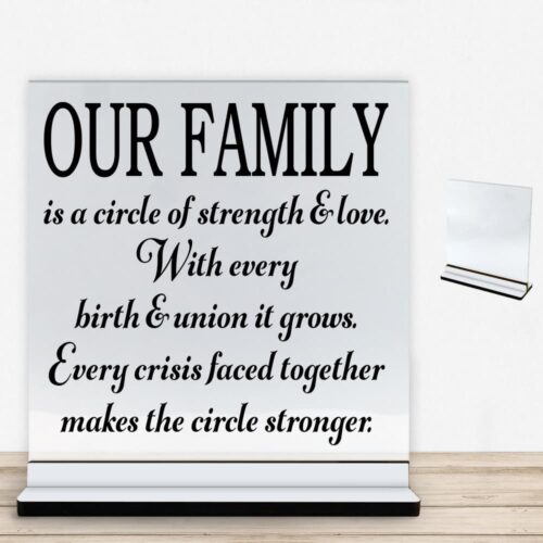 Our family is a circle of strength & love... | Glasskilt inkl. fod med farvet overflade