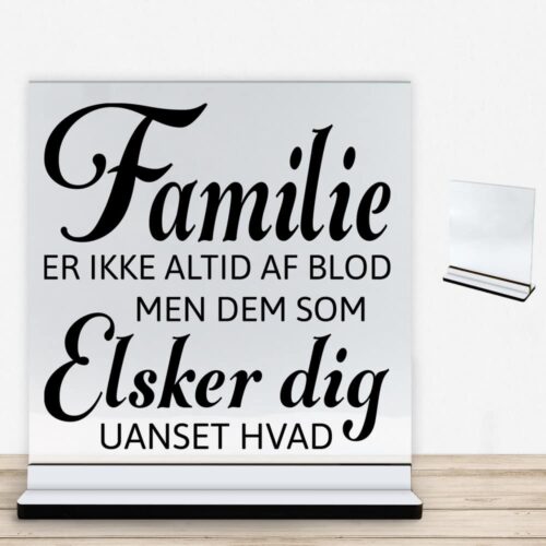 Familie er ikke altid af blod... | Glasskilt inkl. fod med farvet overflade