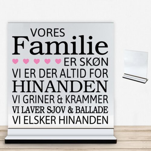 Vores familie er skøn... | Glasskilt inkl. fod med farvet overflade