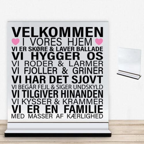 Velkommen i vores hjem #1 | Glasskilt inkl. fod med farvet overflade