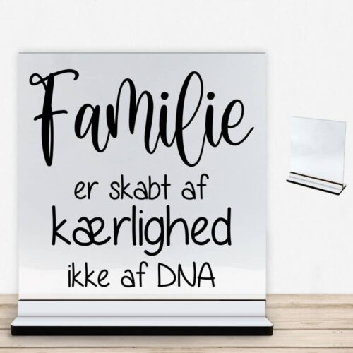 Familie er skabt af kærlig ikke af DNA | Glasskilt inkl. fod med farvet overflade