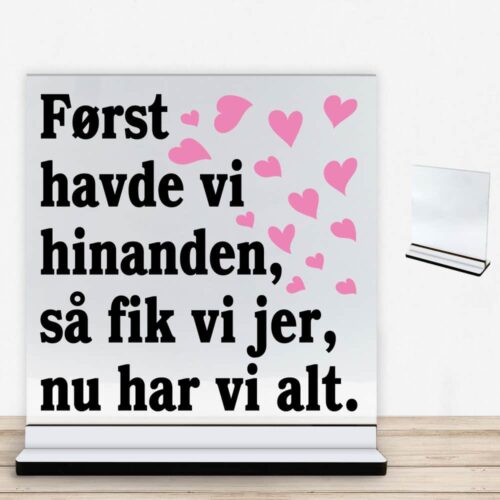 Først havde vi hinanden, så fik vi jer, nu har vi alt | Glasskilt inkl. fod med farvet overflade