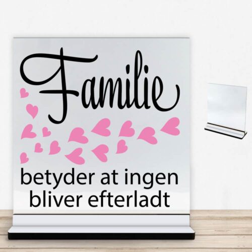 Familie betyder at ingen bliver efterladt | Glasskilt inkl. fod med farvet overflade