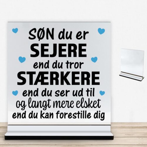 Søn du er sejere end du tror - design 1 | Glasskilt inkl. fod med farvet overflade